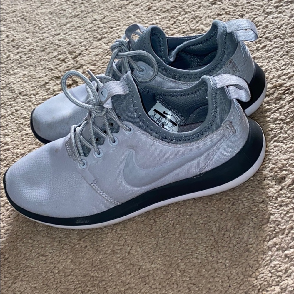 Grey & black nike roshes size 6 in women!!